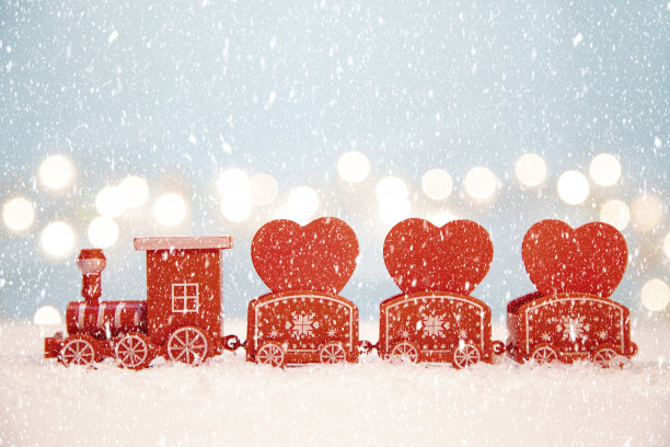 红色的心形玩具火车图片下载