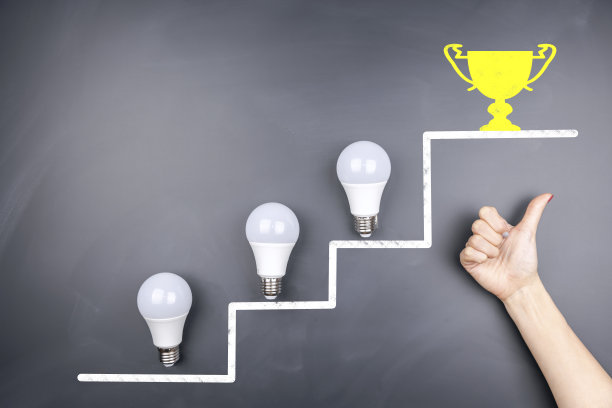 成功概念:黑板上的灯泡图片下载