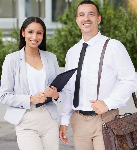 激励，合作和团队合作的商业女性和男性在城市，一起工作在一个初创公司。为未来的发展做好准备的公司专业团队的画像图片下载