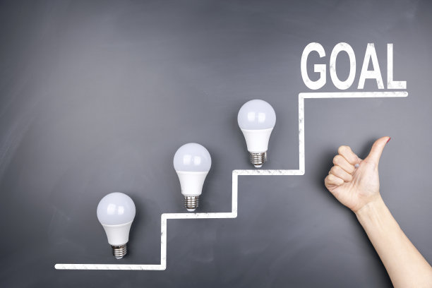 成功概念:黑板上的灯泡图片下载