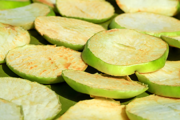 苹果干果生产理念。晾干苹果片图片下载