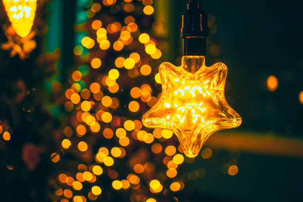 星形吊灯灯泡。图片下载