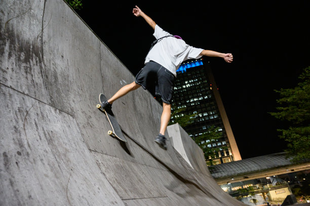 年轻人在滑板公园玩滑板图片下载