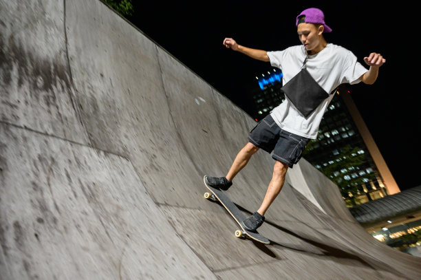 年轻人在滑板公园玩滑板图片下载