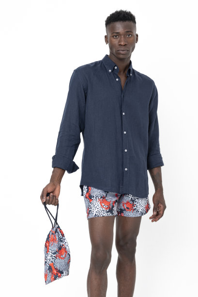 夏季概念黑色少年穿着短裤和衬衫。图片下载