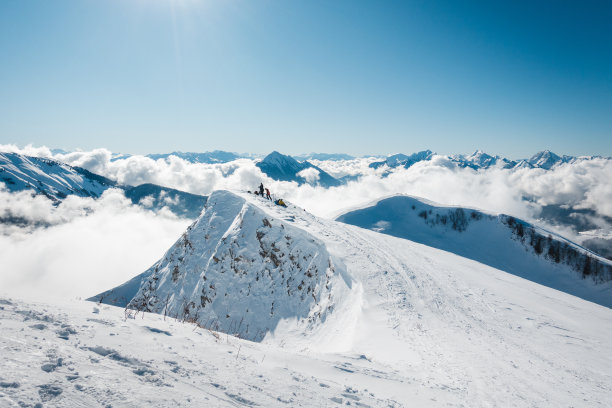 在法国阿尔卑斯山脉滑雪旅行的美好日子图片下载