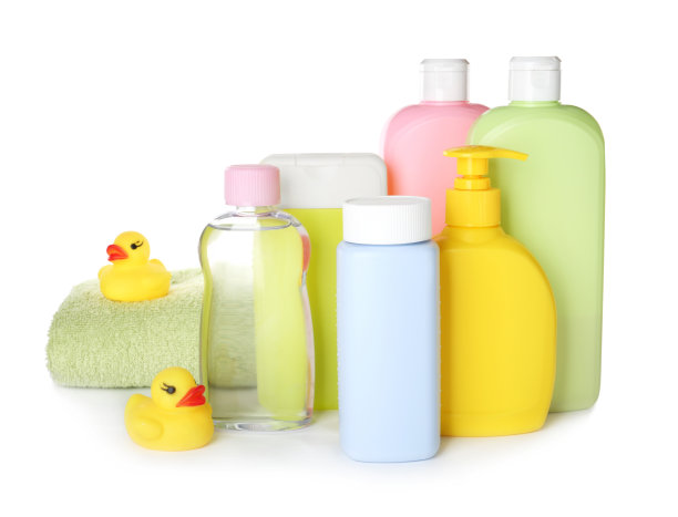 瓶子的婴儿化妆品，毛巾和橡胶鸭子在白色的背景图片下载