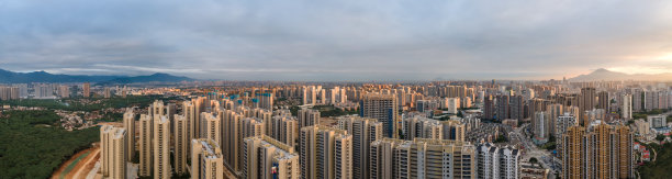 黄昏的阳光照射在城市密集住宅区的建筑物上图片下载