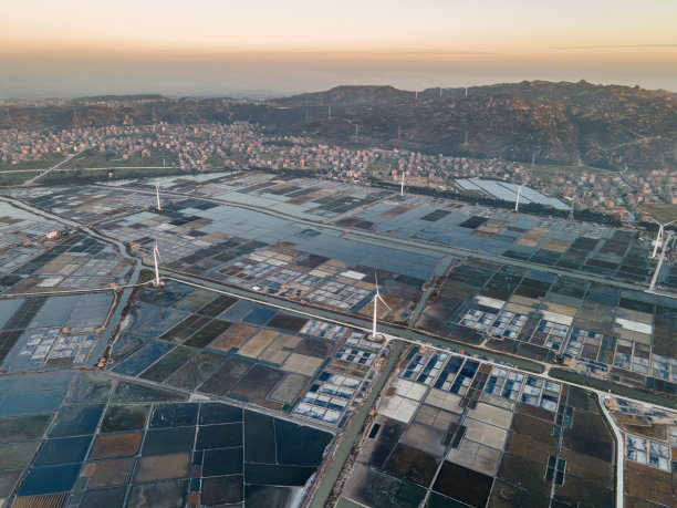 大型盐厂彩色盐田鸟瞰图图片下载