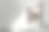 阳光透过玻璃窗照进空荡荡的白色房间图片下载