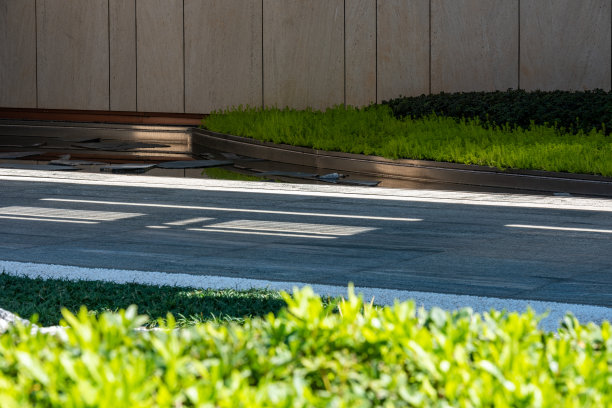 现代住宅园林景观以石材铺地小路、绿色草坪为主图片下载