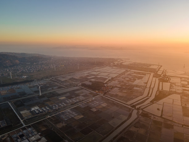 日落时分海边的大片盐田图片下载