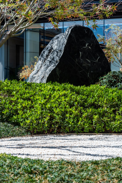 现代住宅园林景观以石材铺地小路、绿色草坪为主图片下载