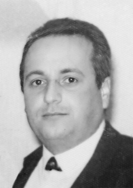 拍摄于60年代的黑白照片，一个年轻人正看着相机图片下载