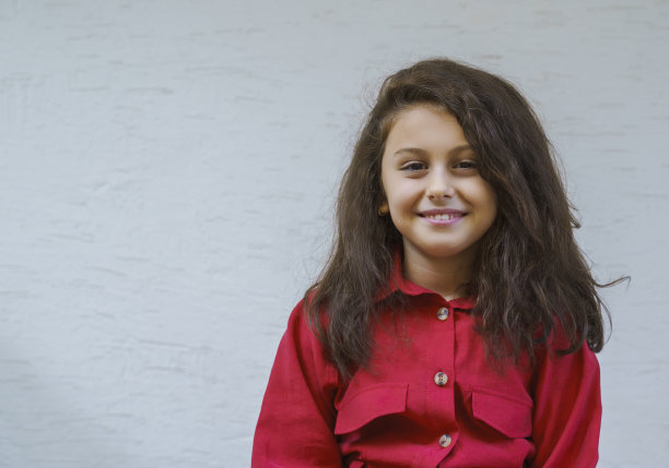 特写肖像可爱的小女孩微笑图片下载