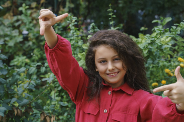 特写肖像可爱的小女孩微笑图片下载