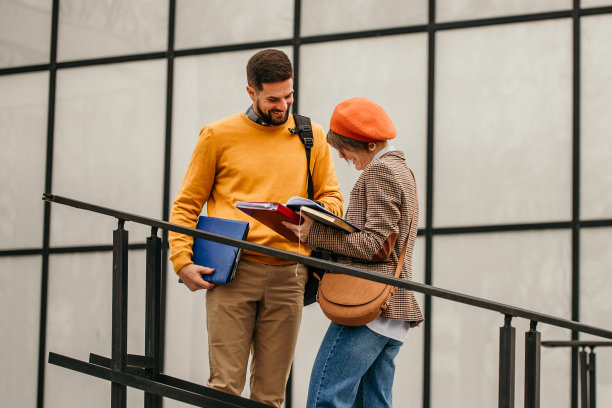 大学生在校园户外行走图片下载