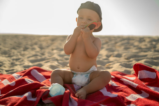 沙滩上的男婴图片下载