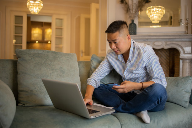 年轻人在家工作图片下载