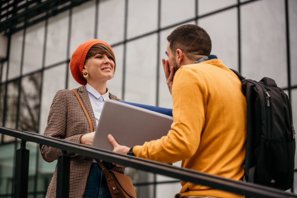 学生在学院前面图片下载