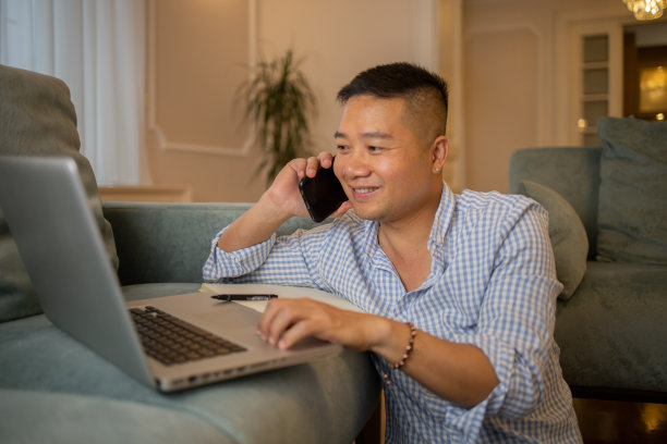 在家工作的男人图片下载