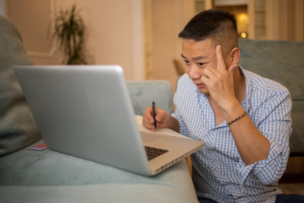 年轻时髦的男人在家工作图片下载