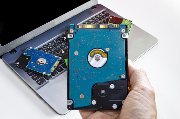 硬盘驱动器仍然广泛使用，硬盘驱动器在手。图片下载