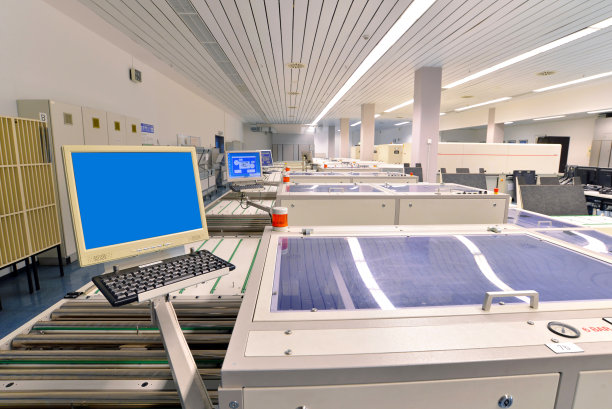 印刷车间的印刷准备工作——在机器上筛选杂志版面图片下载