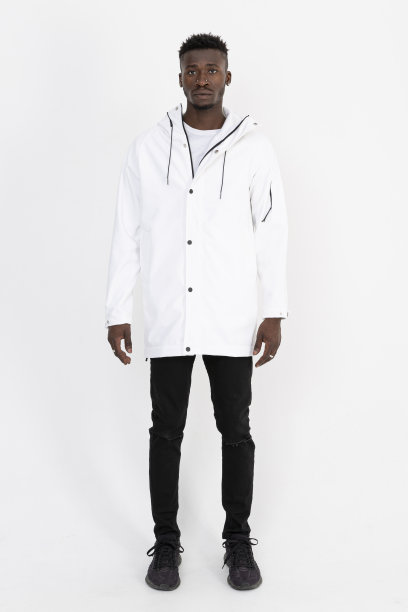 黑人男模特穿着牛仔夹克，站在白色背景前。图片下载