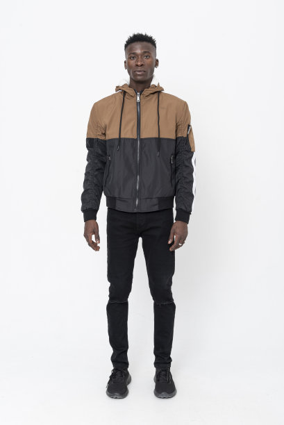 黑人男模特穿着牛仔夹克，站在白色背景前。图片下载