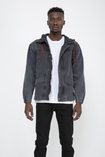 黑人男模特戴着墨镜，穿着牛仔夹克，站在白色背景前。图片下载