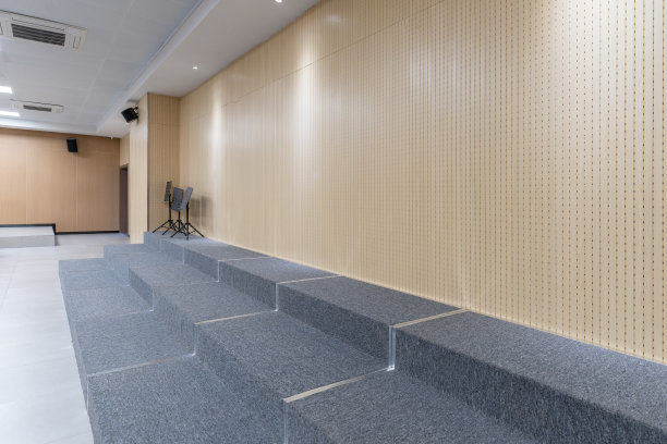 木墙和灰色地毯的台阶图片下载