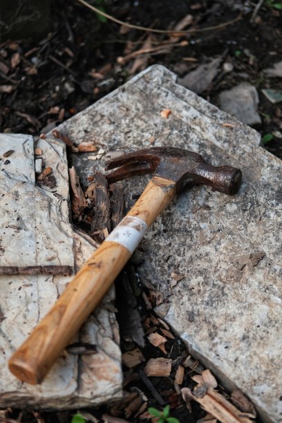 锤子放在石板上图片下载