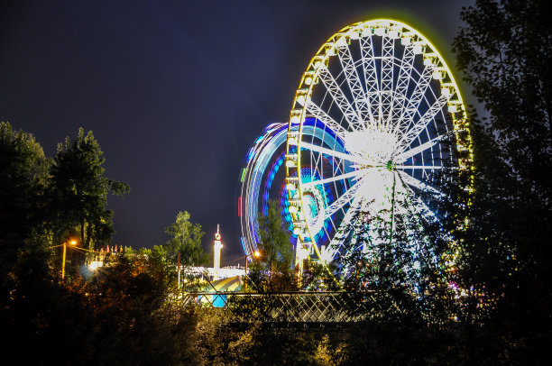 夜间摩天轮的时间曝光图片下载
