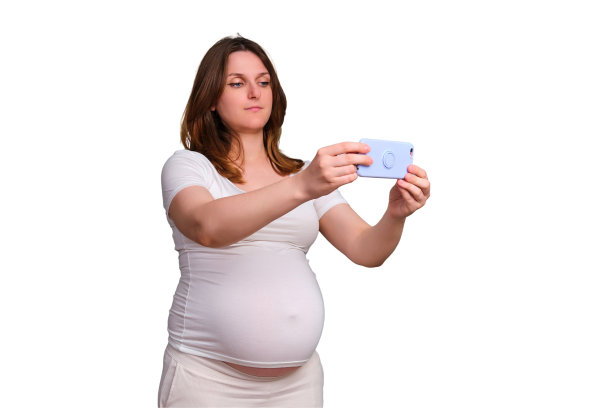 用手机拍摄孕妇的视频，工作室在白色背景上拍摄图片下载