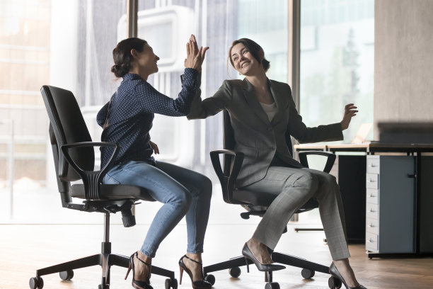 女商人互相击掌祝贺生意成功图片下载