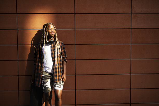 玩滑板的非洲妇女。图片下载