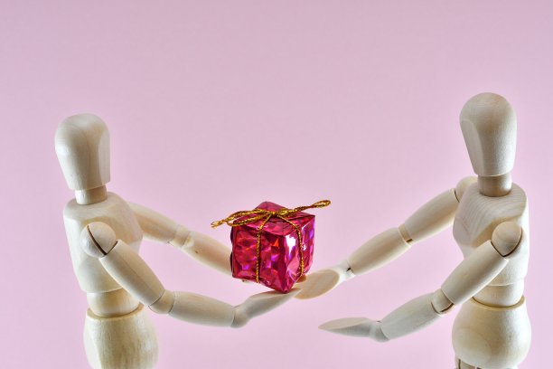 送礼物的洋娃娃图片下载