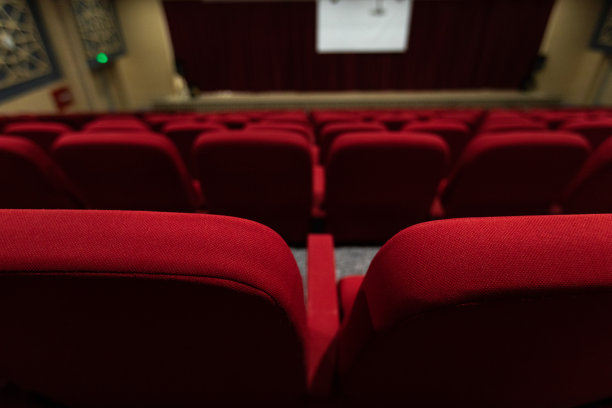 有红色座位的剧院图片下载