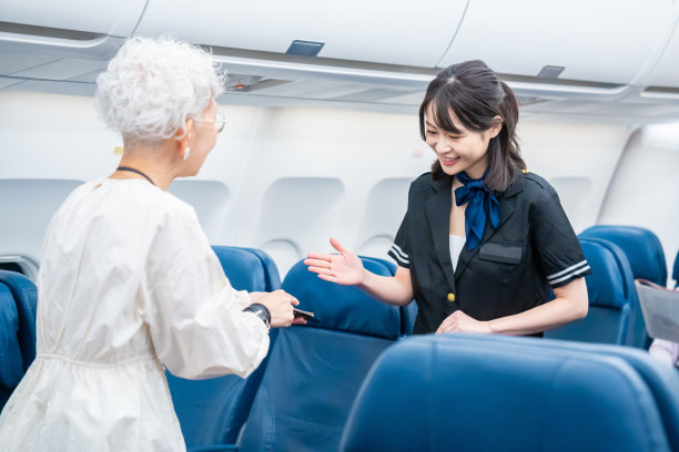 空乘指导老年旅客图片下载
