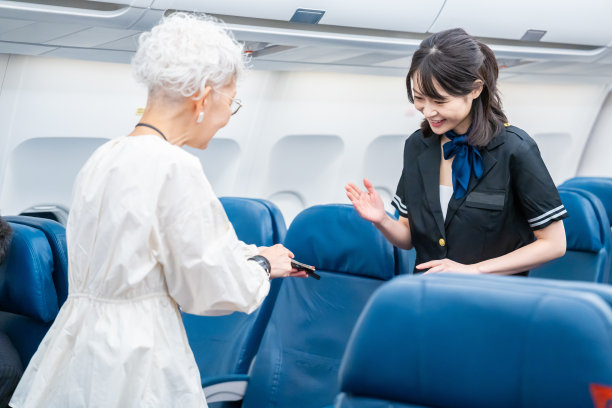 空乘指导老年旅客图片下载