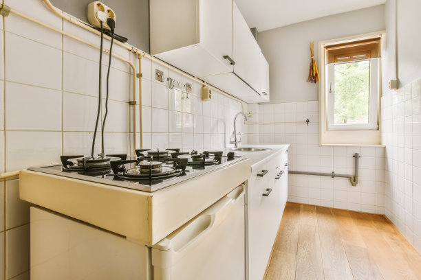 一个有白色橱柜和炉子的厨房图片下载