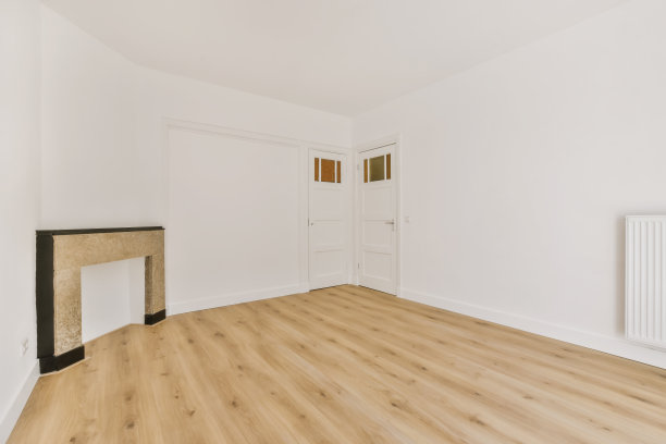 一间有白墙和木地板的客厅图片下载