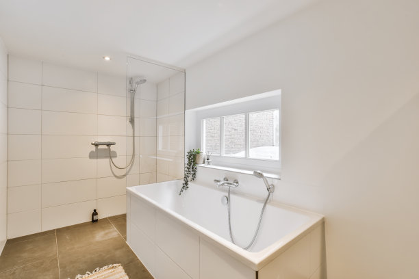 一间带大浴缸和淋浴的白色浴室图片下载