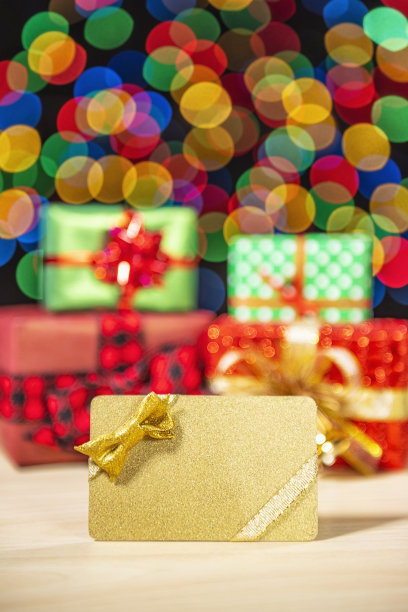 带有包装礼品的黄金礼品卡与多色散景 — 概念在线购物图片下载