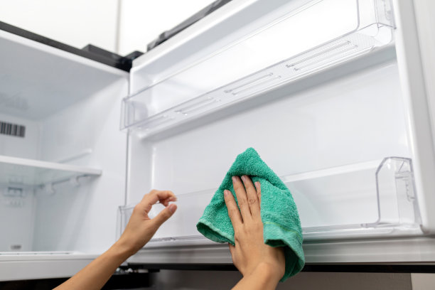清洁冰箱的女人的手图片下载