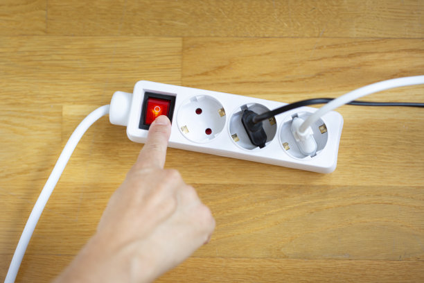 按下木制背景上白色电源条的红色按钮图片下载