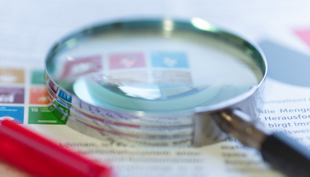 检查金融和股票市场数据图片下载