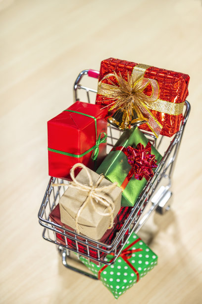 Looking down on a shopping cart full of wrapped gifts – Concept online shopping图片下载