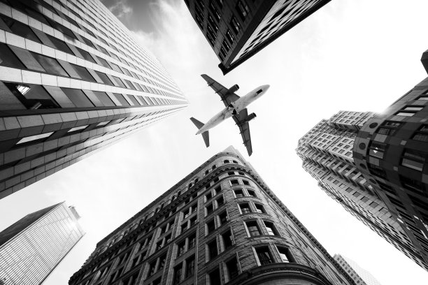 飞过波士顿上空的飞机。图片下载